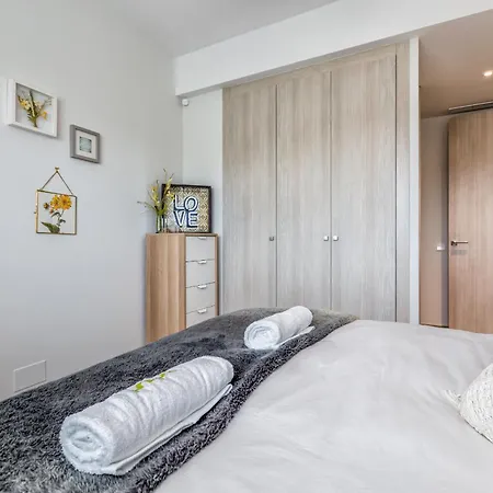 Vivi Homes - Buena Vista Pool, Sauna, Terrace, Gym & Sea View Apartment *