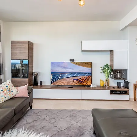 Vivi Homes - Buena Vista Pool, Sauna, Terrace, Gym & Sea View Apartment *